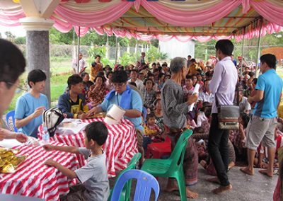 씨엠립 지역 의료봉사- 대기 중인 환자들 2016.07
