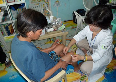 제1차 의료봉사-대한여자한의사회 류은경회장으로부터 침시술 받고 있는 현지주민 2011.02