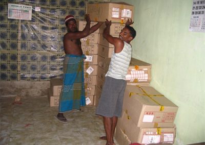 지원받은 사회복지공동모금회 기탁 의류박스를 정리하고 있는 현지 주민들 2005.02